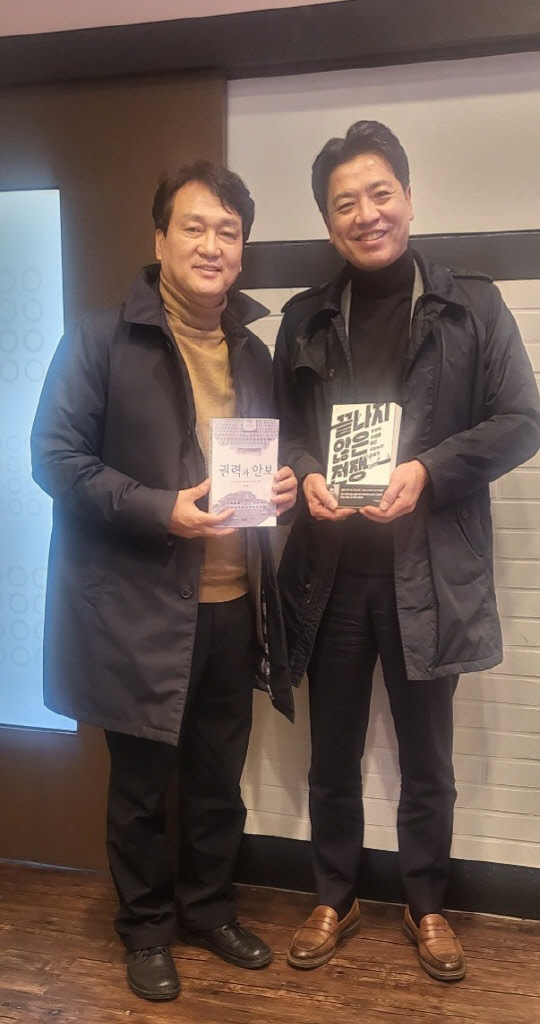 안민석(왼쪽) 더불어민주당 의원과 부승찬 전 국방부 대변인. <안민석 SNS>